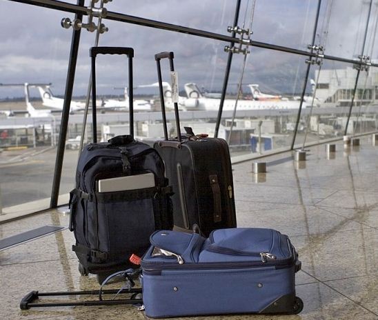 Слова из букв чемодан. Чемодан самолет. Багаж. Утерянный багаж в аэропорту. Тележки для багажа на вокзале.